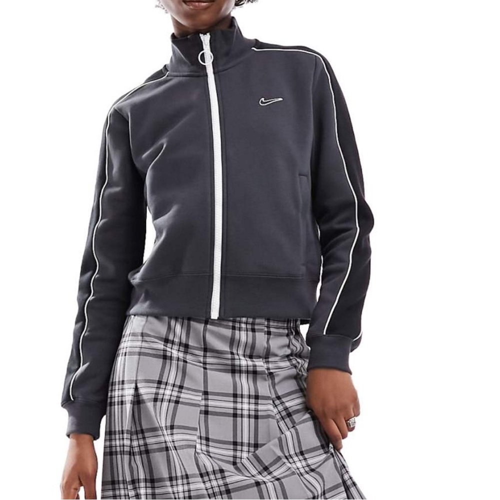 Nike Women's Black and Gray Sweater